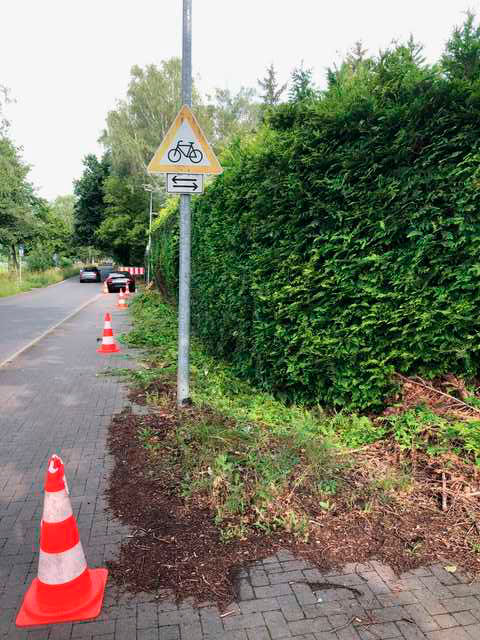 grundstueckspflege gehweg vor reinigung